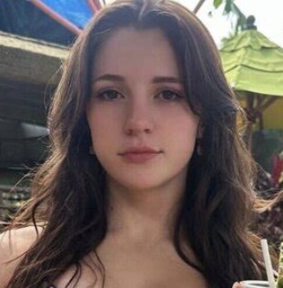 Zoey - 22 year old woman from Florida